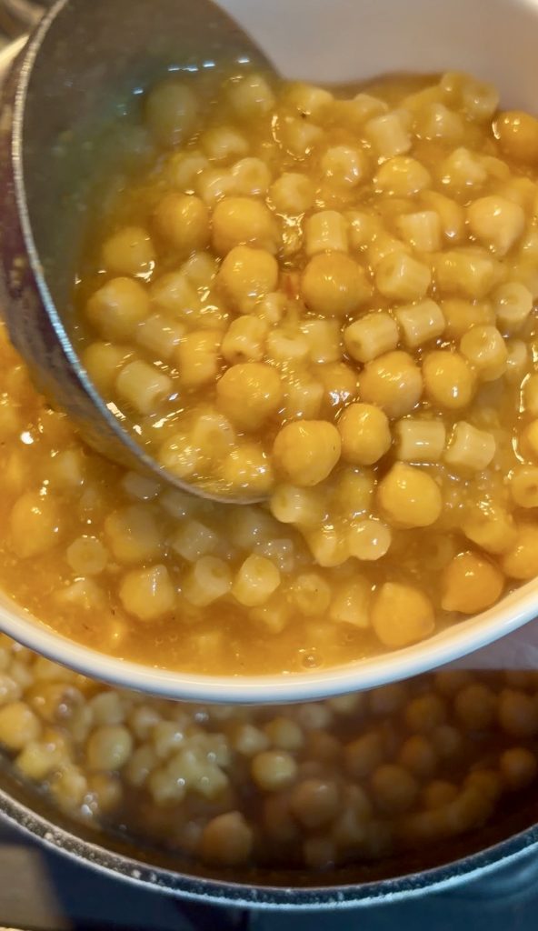 Cuisson des pâtes dans le bouillon de pois chiches crémeux