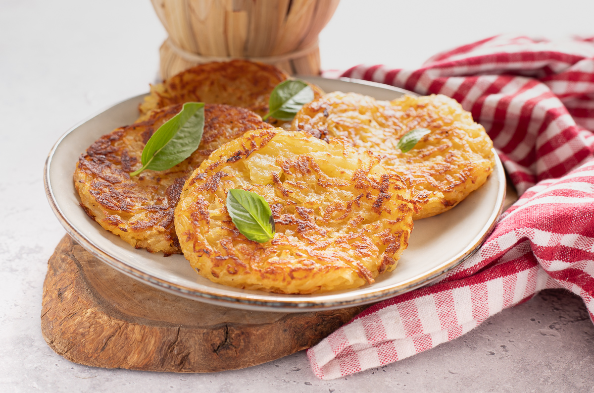 Rösti de pommes de terre râpées à la poêle