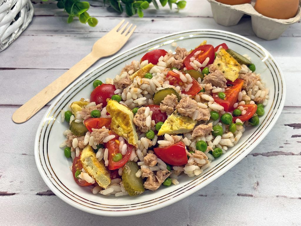 Salade de riz au thon et omelette