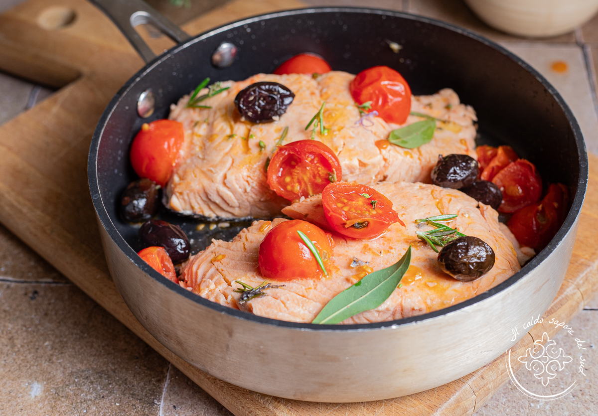 Saumon aux tomates cerises, oignon et olives