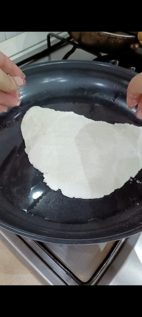 Nous cuisons le pain à la poêle