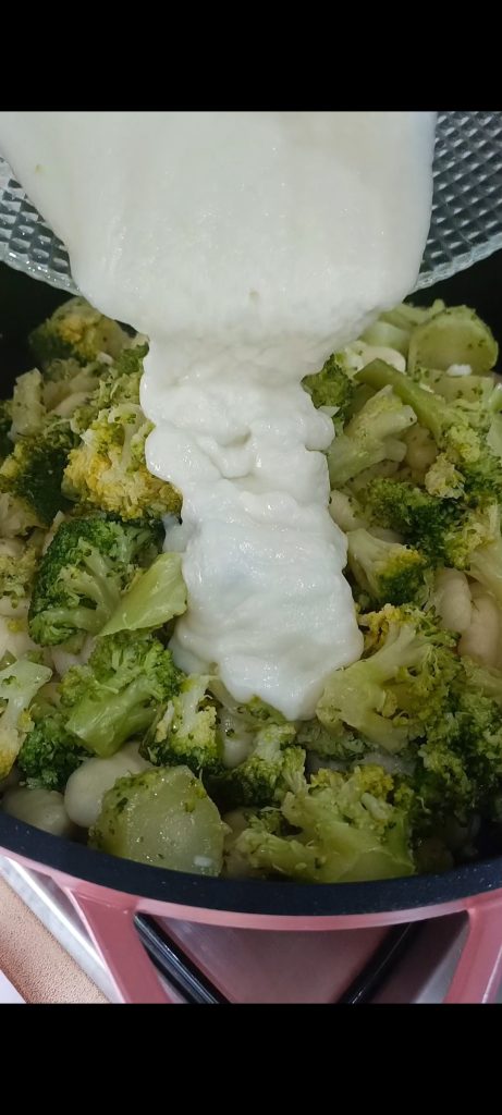 Nous mélangeons les gnocchis avec le poivre, le pecorino et les brocolis