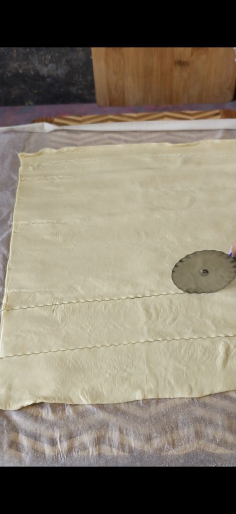 Découpez la pâte feuilletée en bandes