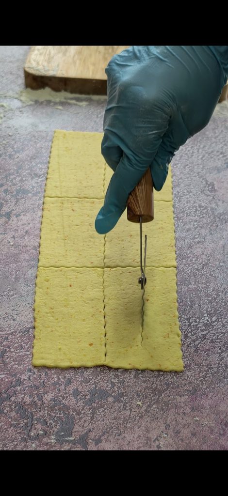 Découper des rectangles ou losanges avec la roue dentée