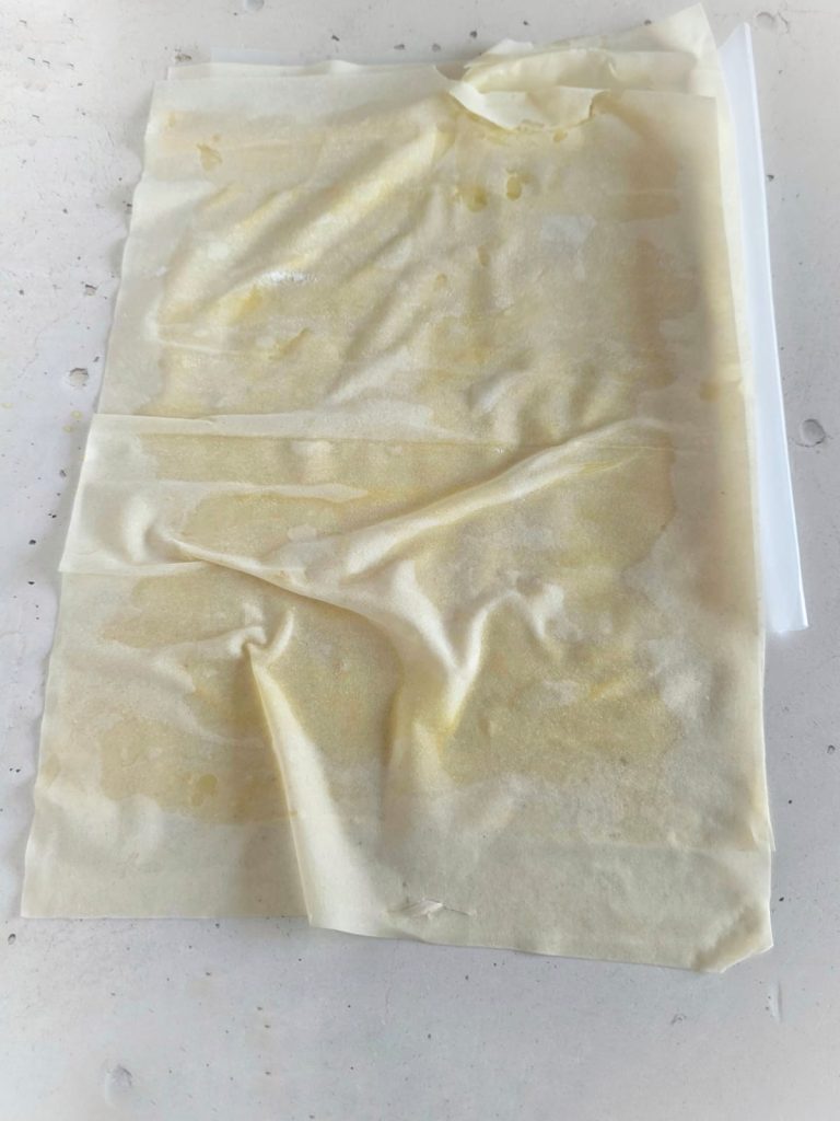 Tarte salée de pâte filo avec courgettes, speck et fromage