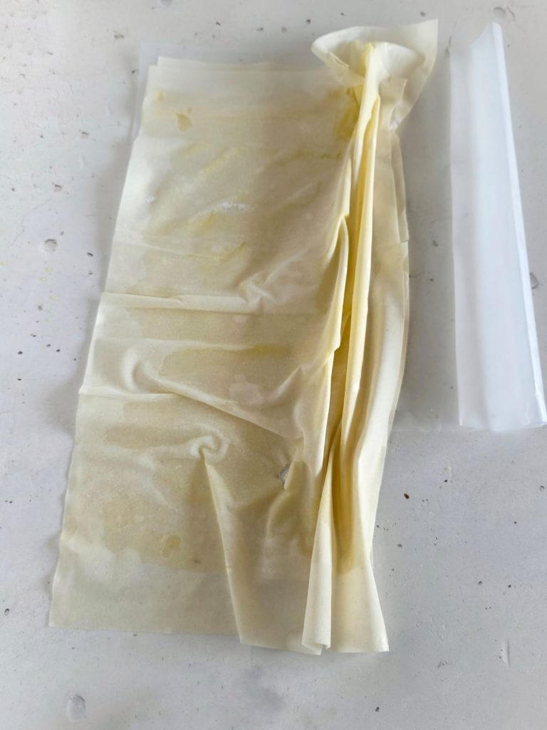 Tarte salée de pâte filo avec courgettes, speck et fromage