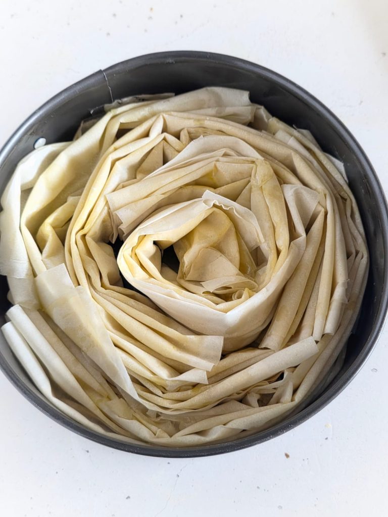 Tarte salée de pâte filo avec courgettes, speck et fromage