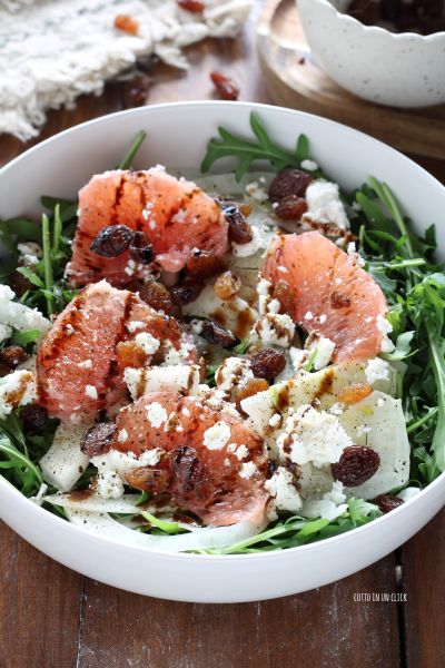 assaisonnez avec du sel, poivre, huile et vinaigre balsamique et servez à table