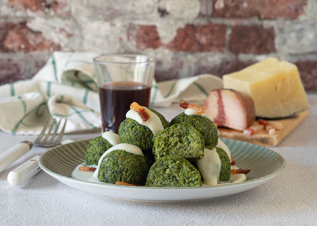 Boulettes de chicorée sur crème de pecorino et guanciale croustillant