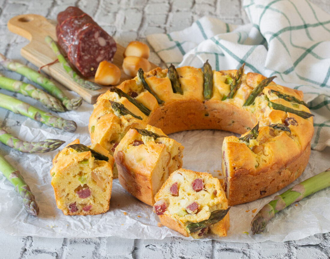 Ciambella salée aux asperges, salami et fromage