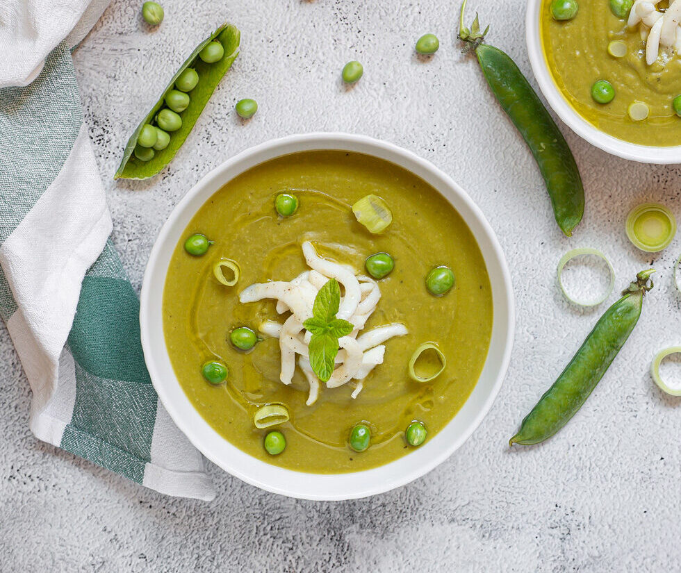 Crème de petits pois et poireau avec anneaux de calmar