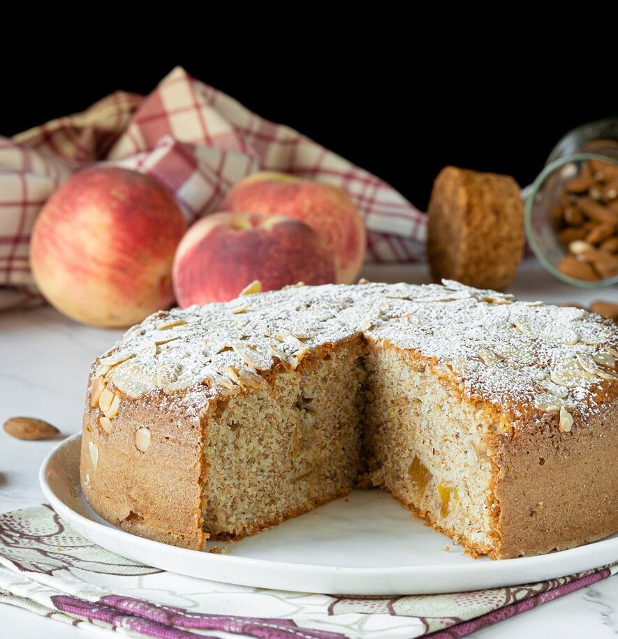 Gâteau intégral aux pêches et aux amandes