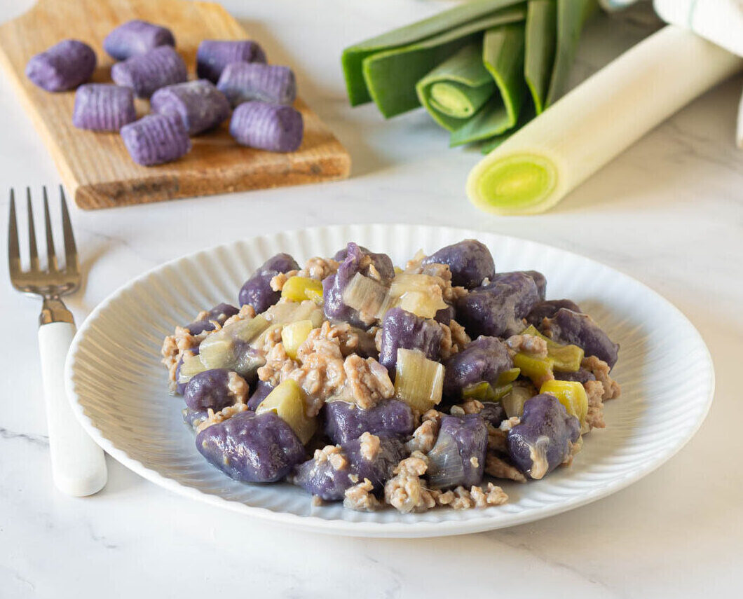 Gnocchi de pommes de terre violettes avec saucisse et poireau