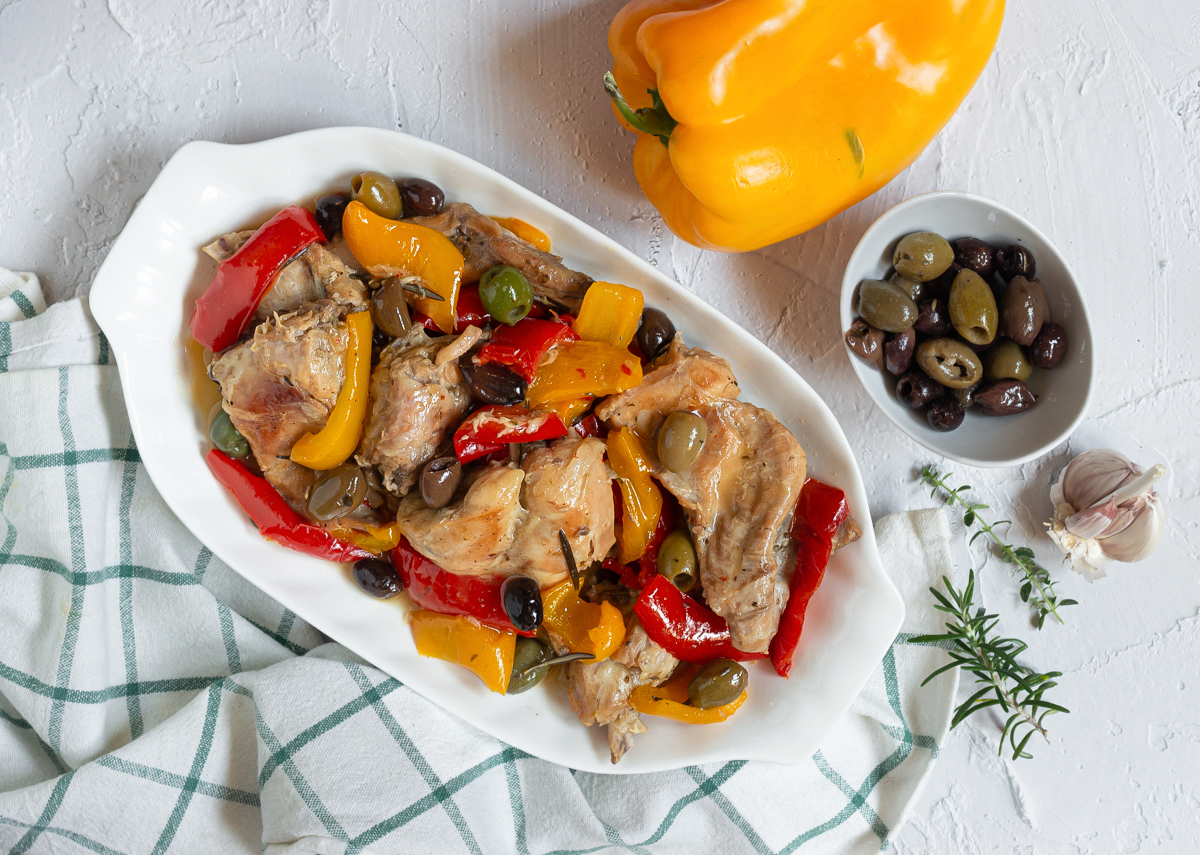 Lapin aux poivrons et aux olives