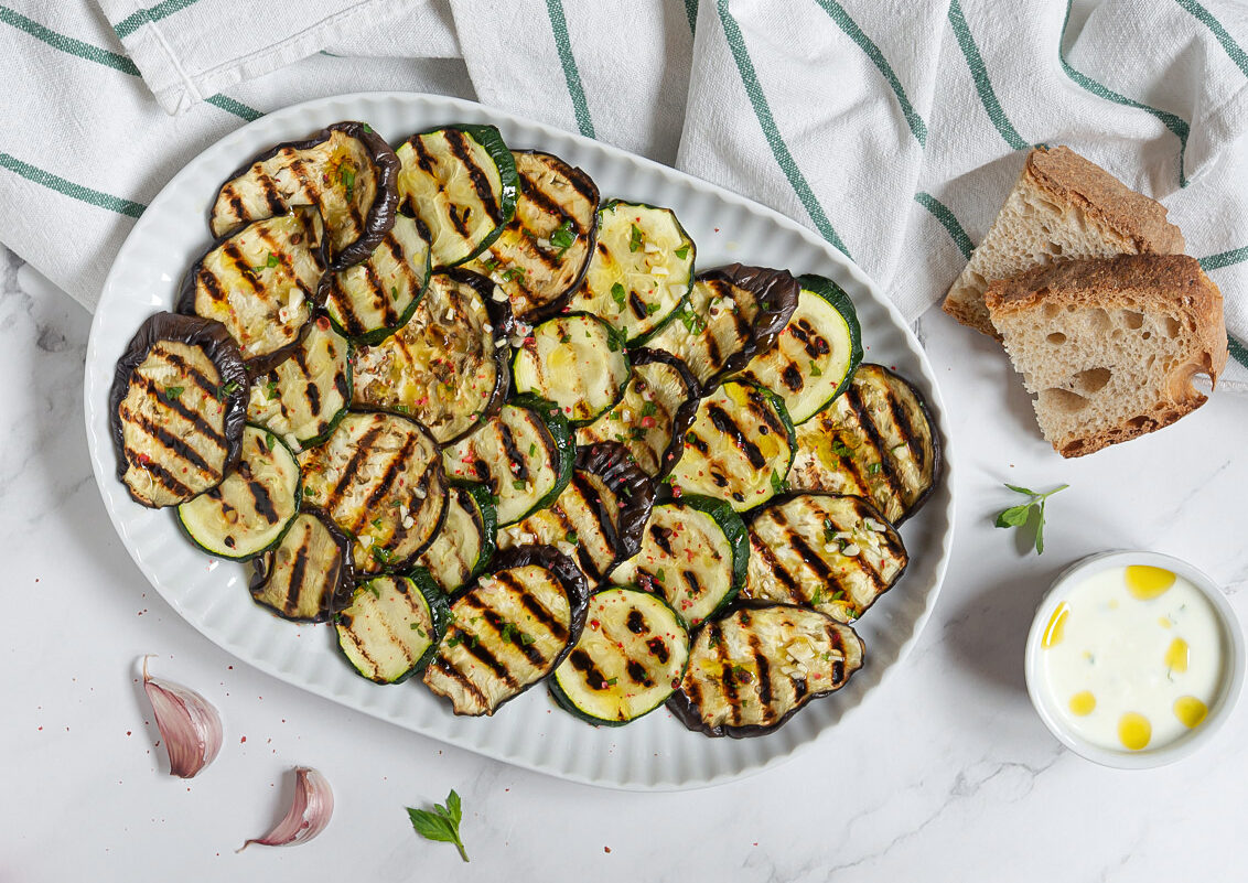 Courgettes et aubergines grillées avec sauce au yaourt