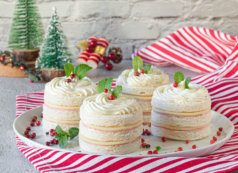 Mini-tours de Noël au pain, jambon et fromage