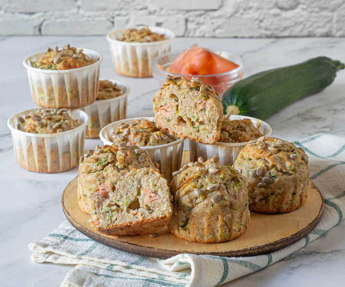 Muffins semi-complets au saumon et aux courgettes