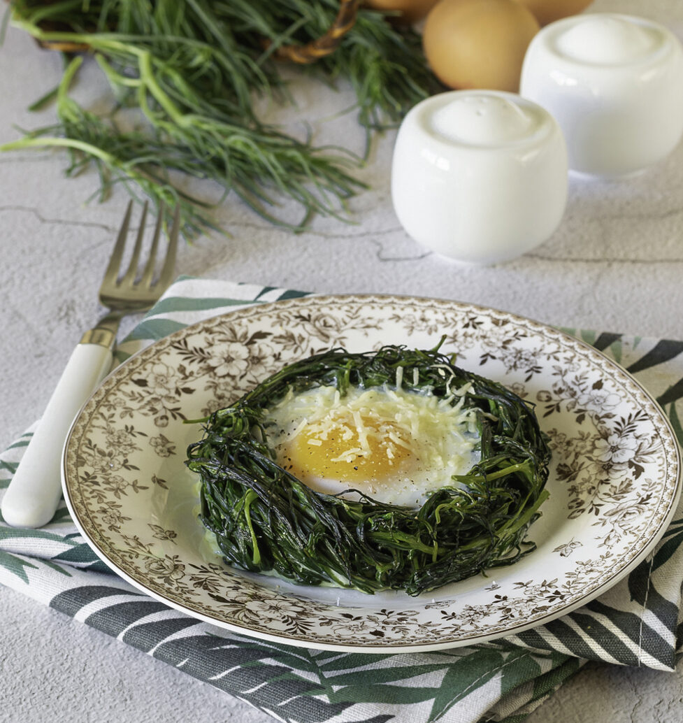 Nids d&rsquo;agretti aux œufs