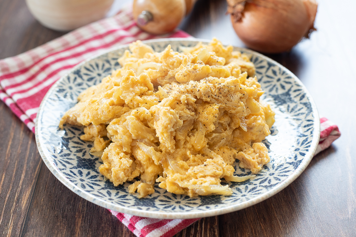 Œufs brouillés aux oignons