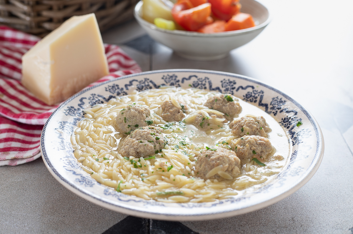 Pastina en bouillon avec boulettes