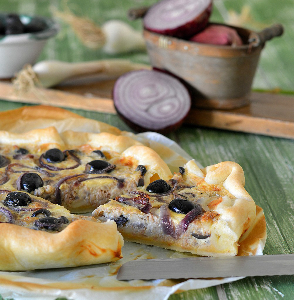 Pâte brisée au thon, oignons et olives