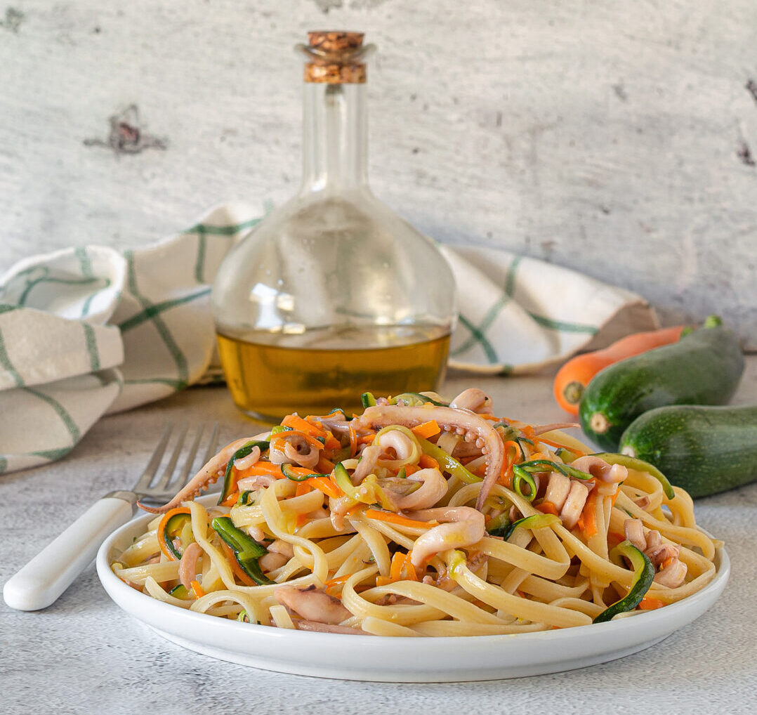 Linguine aux calamars, courgettes et carottes