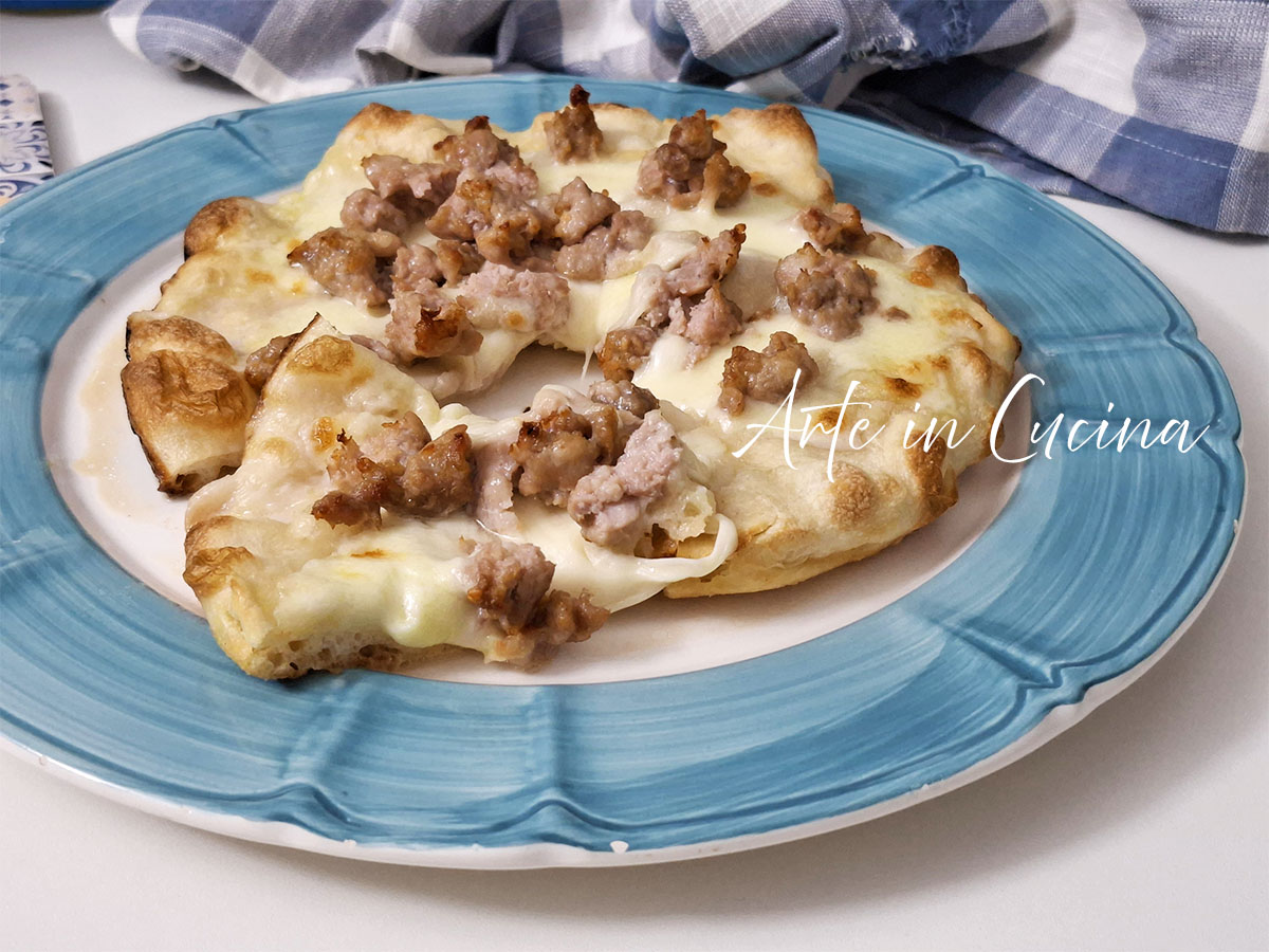 PIZZA comme à la PIZZERIA avec saucisse et provola