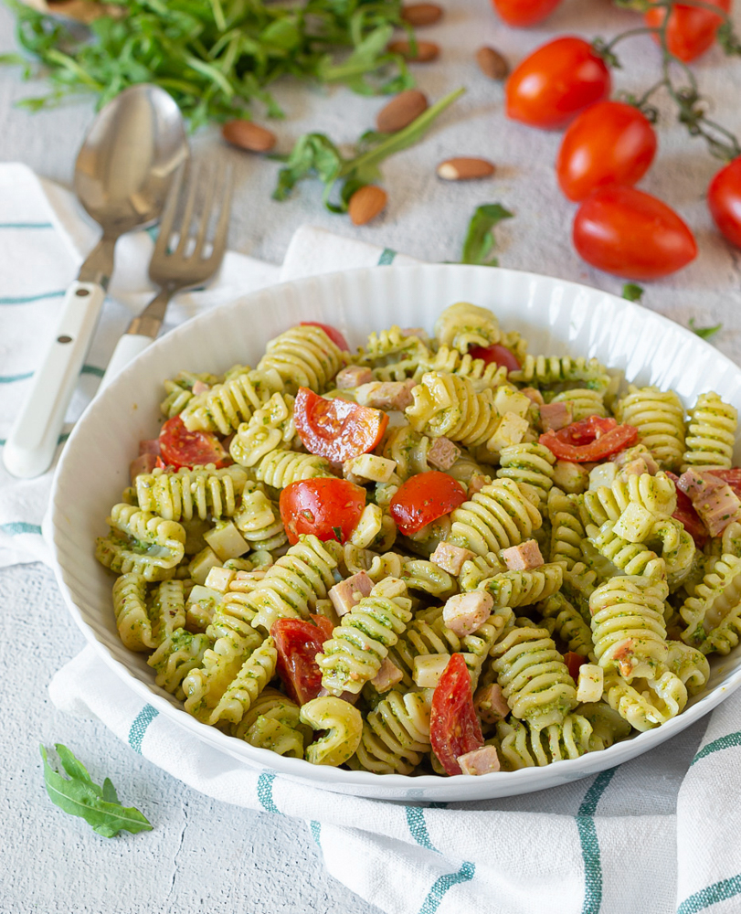 Salade de pâtes au pesto, jambon et fromage