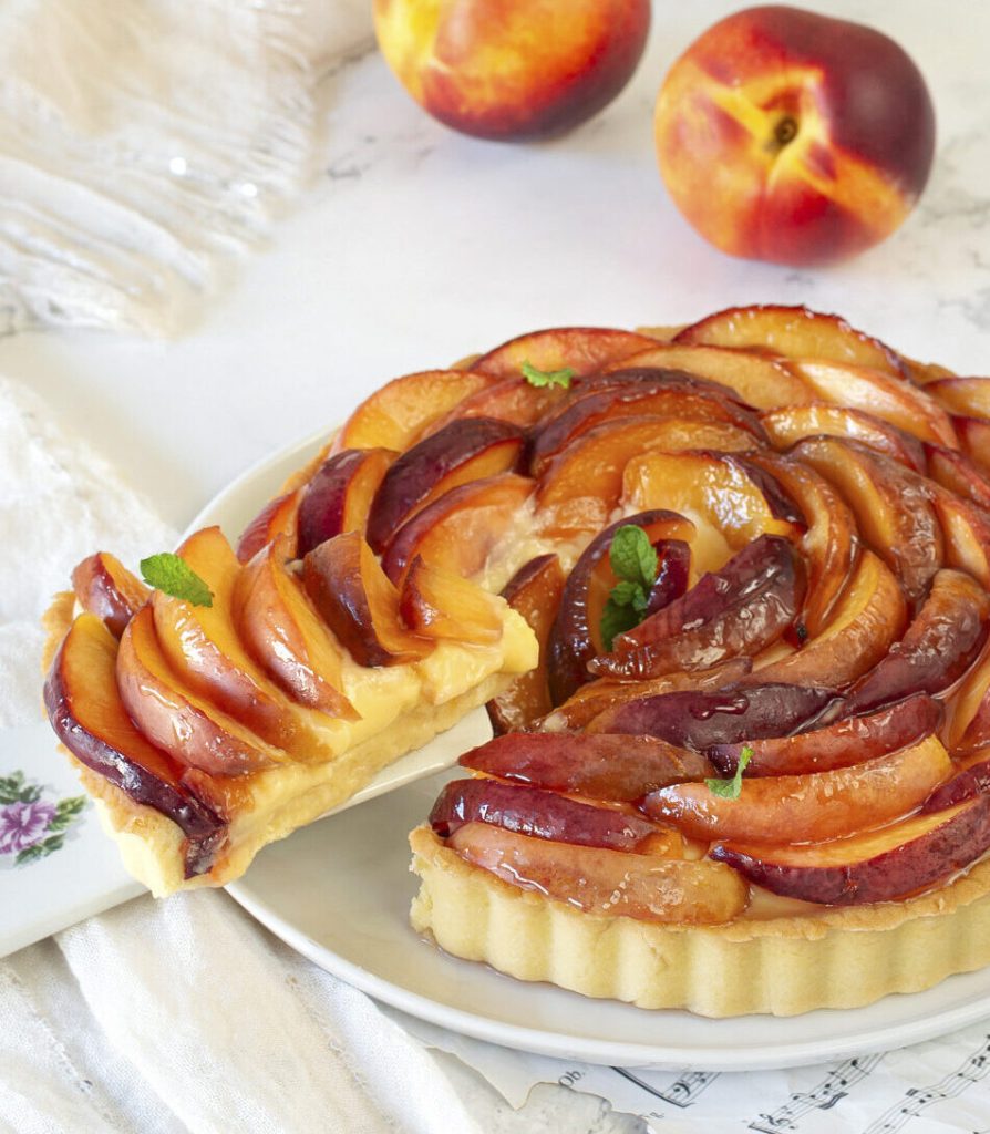 tarte avec crème pâtissière et pêches
