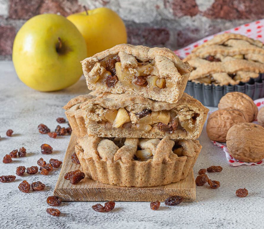 Tartelettes semi-complètes aux pommes, raisins secs et noix