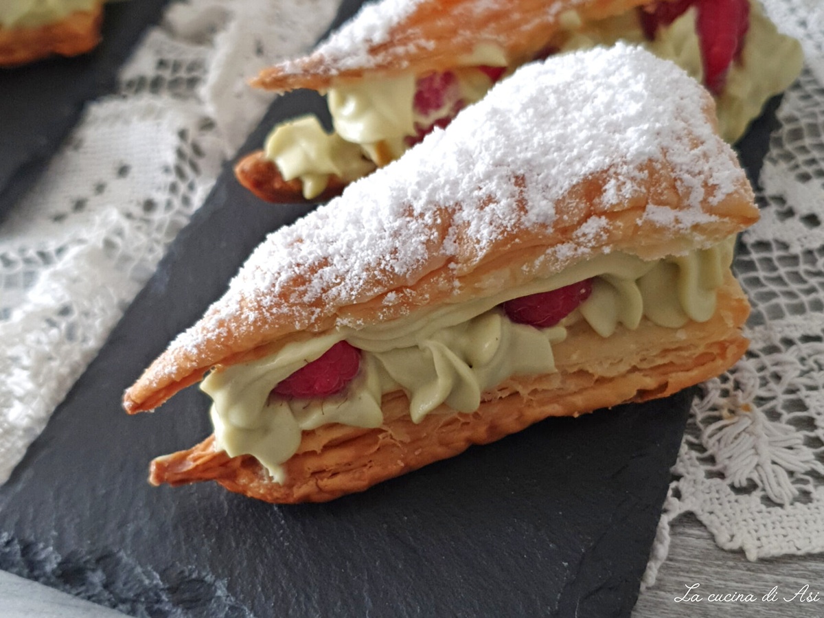 Triangles de pâte feuilletée à la crème de pistache et framboises recette facile