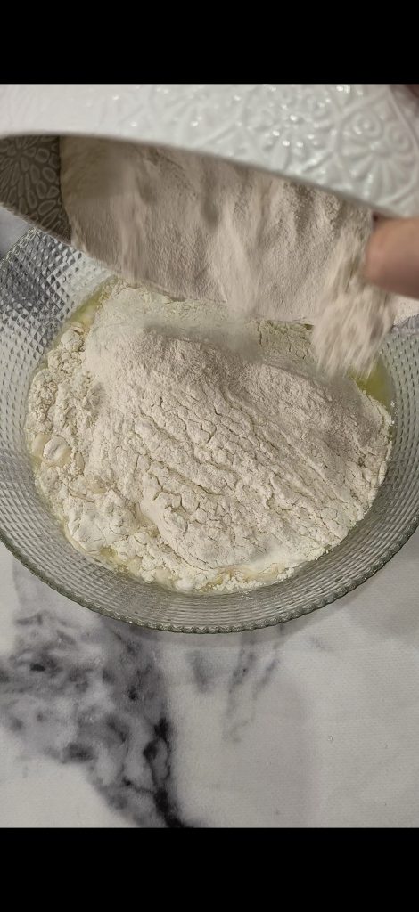 Ajoutons la farine et mélangeons jusqu'à obtenir une pâte homogène mais collante