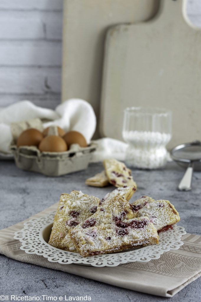 Biscuits moelleux et friables aux framboises et chocolat blanc vegan sans gluten, disposés sur une assiette blanche