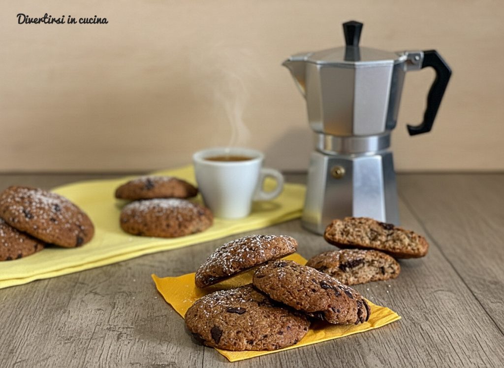 Biscuits maison coco et chocolat disposés sur des serviettes jaunes avec une cafetière moka et une tasse de café en arrière-plan