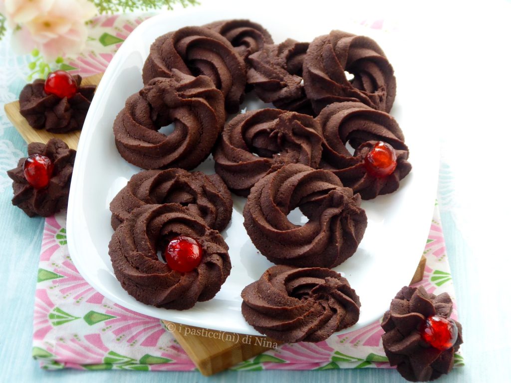 Biscuits de pâte montée au cacao et aux blancs d'œuf parfaits pour la poche à douille recette i pasticcini di Nina