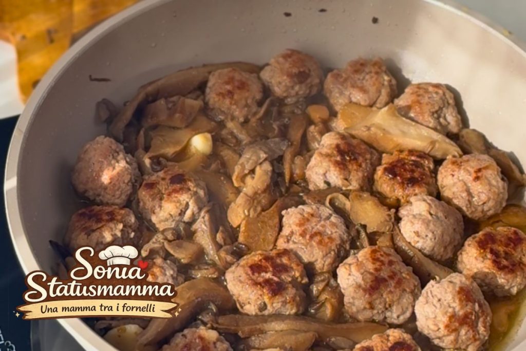 Boulettes qui rissolent dans la poêle avec des pleurotes en lamelles.