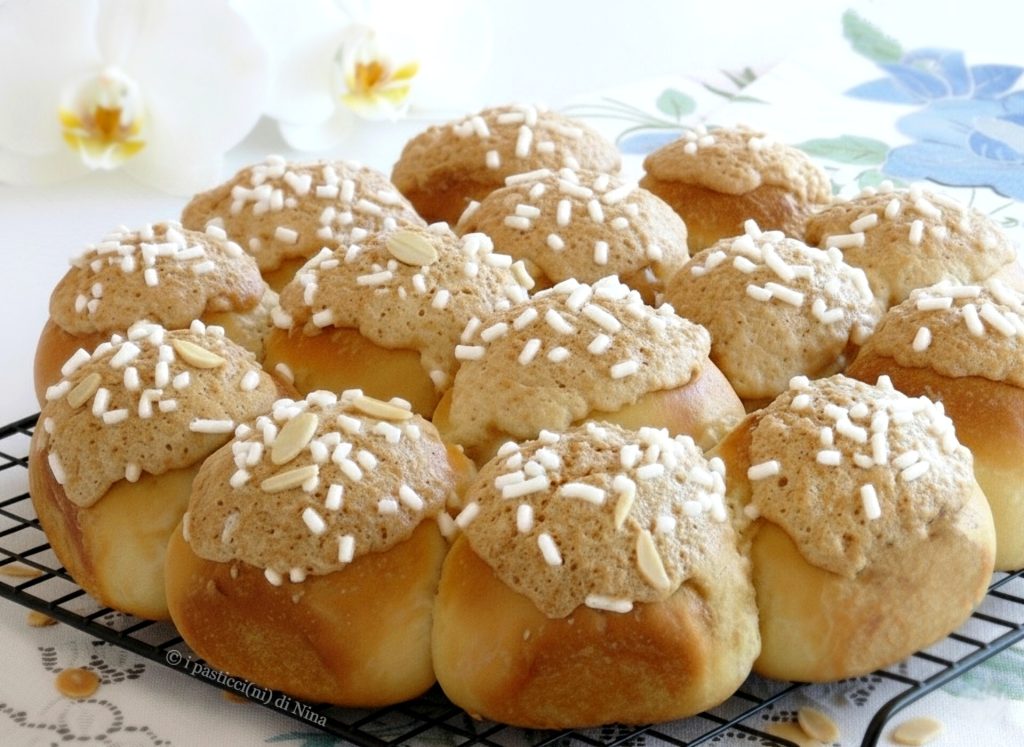 brioche glassate alla mandorla soffici ricetta i pasticcini di Nina