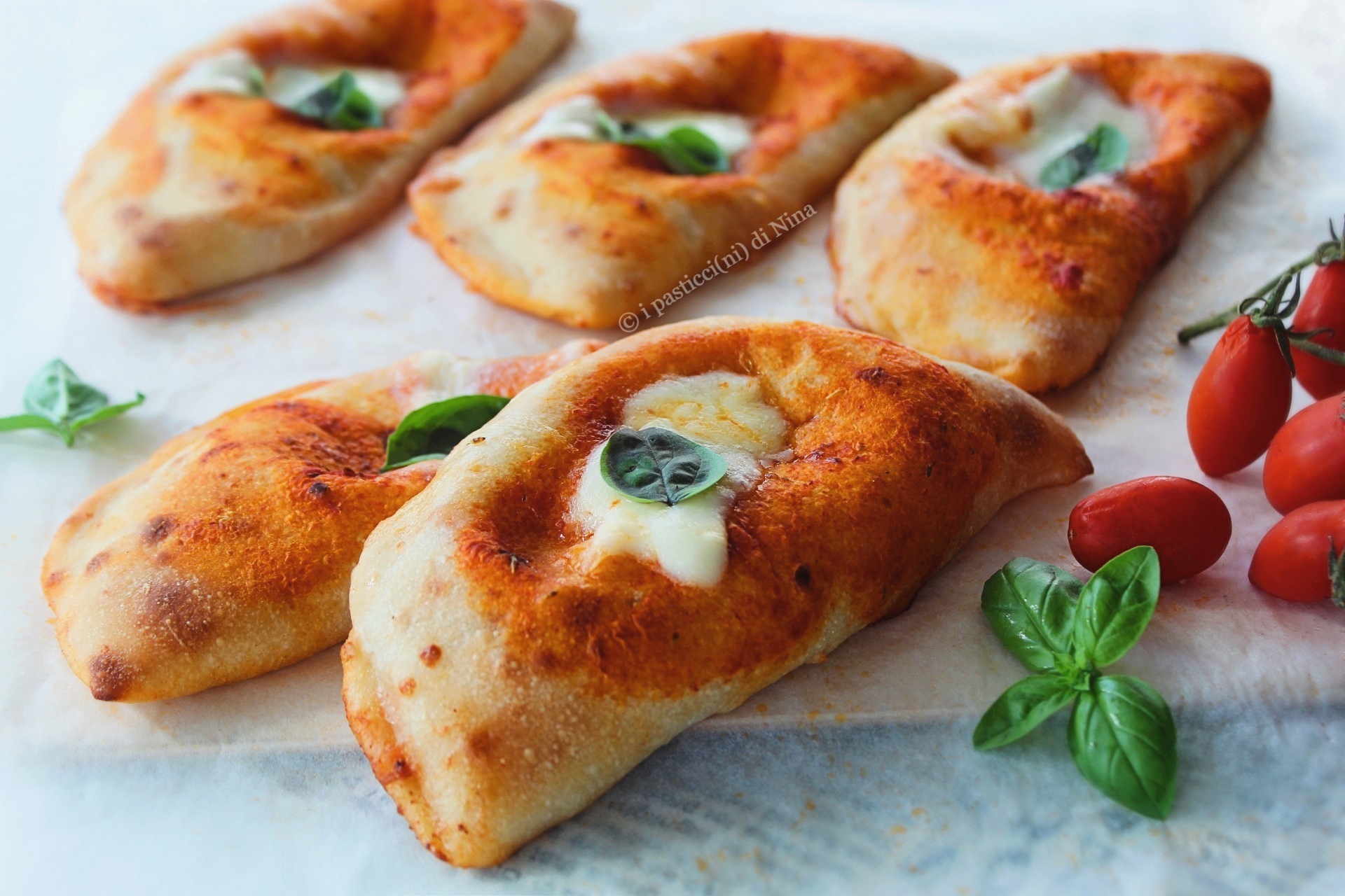 CALZONI AU FOUR À LA TOMATE ET MOZZARELLA