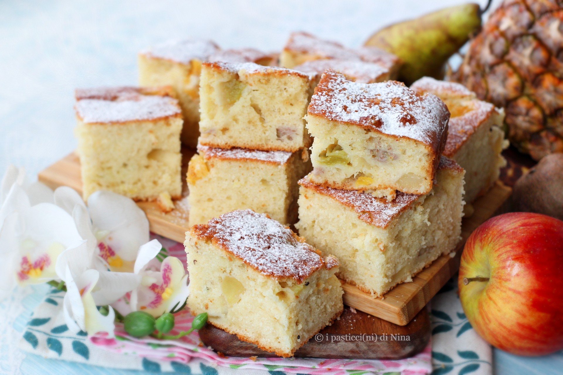 Carrés de gâteau moelleux aux fruits variés