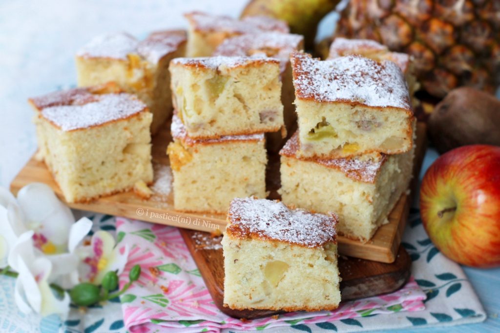 quadrotti di torta morbida allo yogurt con frutta fresca mista i pasticcini di Nina