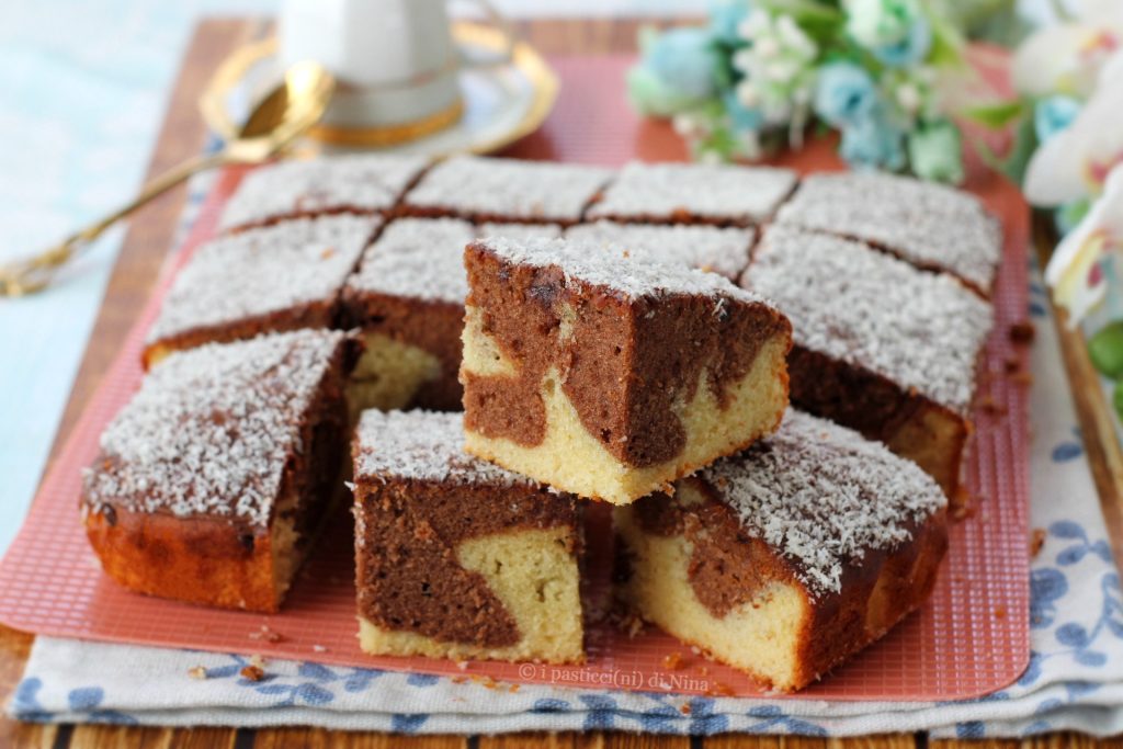 Carrés de gâteau bicolore pâte au yaourt Nutella coco recette i pasticcini di Nina