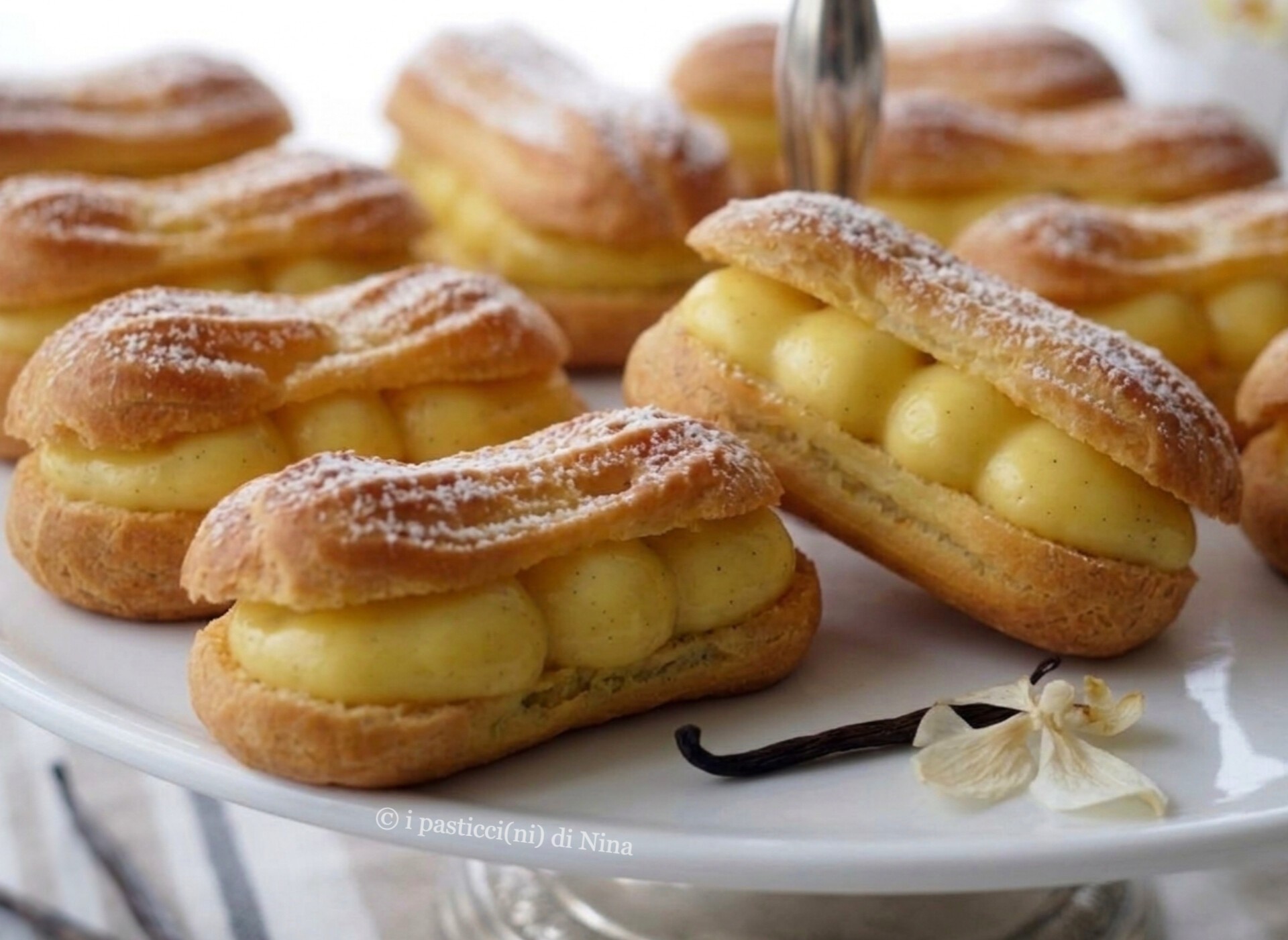 CHOUX OVALS À LA CRÈME PÂTISSIÈRE