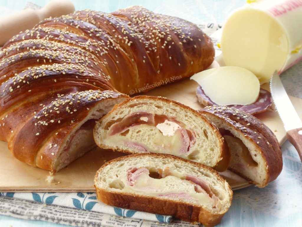 Cornettone salé garni de charcuterie et de fromages apéritif i pasticcini di Nina