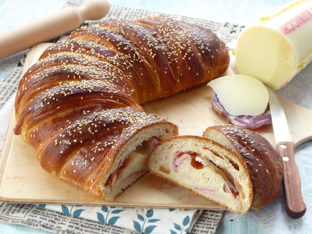 Cornettone salé garni de charcuterie et de fromages apéritif i pasticcini di Nina