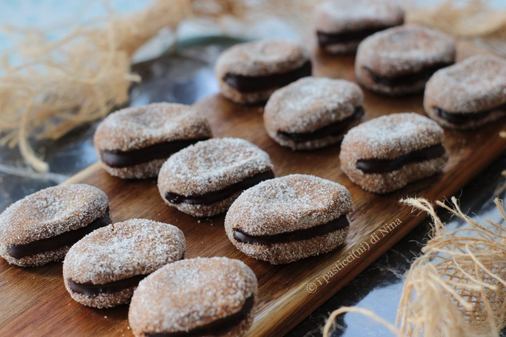 Fèves des morts au cacao et à la cannelle - biscuits pour la fête de la Toussaint et des morts, recette i pasticcini di Nina