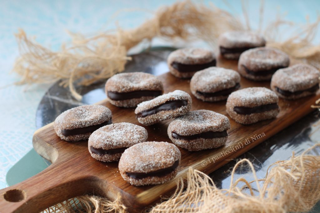 Fèves des morts au cacao et à la cannelle - biscuits pour la fête de la Toussaint et des morts, recette i pasticcini di Nina