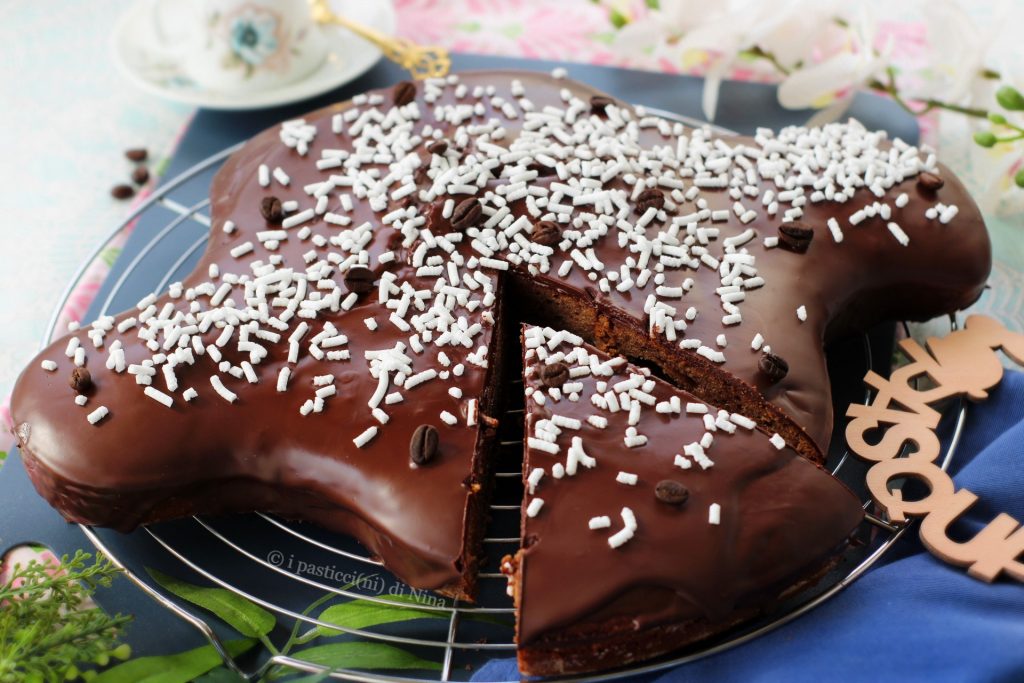 Gâteau Colomba au café recouvert de chocolat dessert de Pâques i pasticcini di Nina