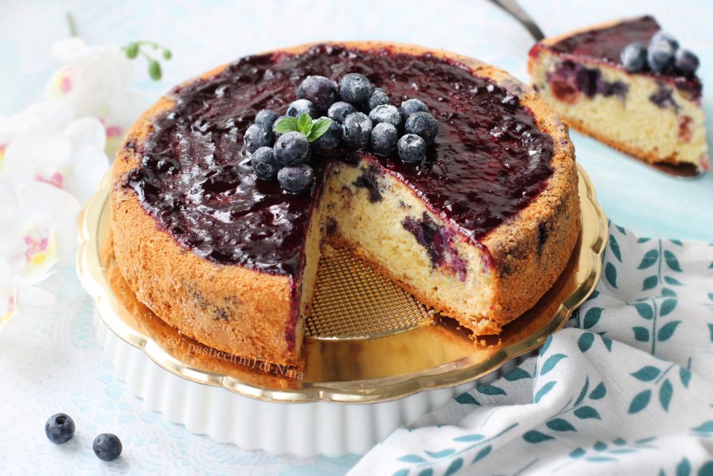 Simple et rapide, le gâteau aux myrtilles est un dessert moelleux, parfumé et gourmand, caractérisé par une couche de confiture en surface - Les Pasticcini di Nina