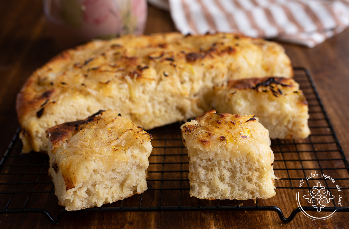 Focaccia à la pâte de pommes de terre et aux oignons