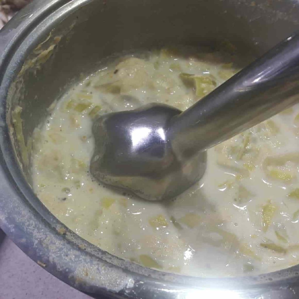 Petits poulpes grillés sur velouté de poireaux